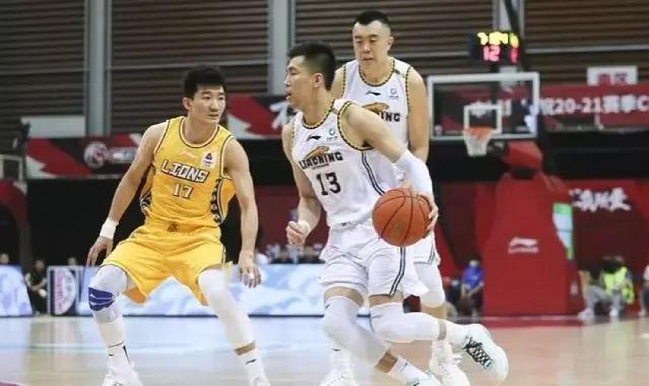 职业篮球联赛季后赛中球队之间竞争激烈